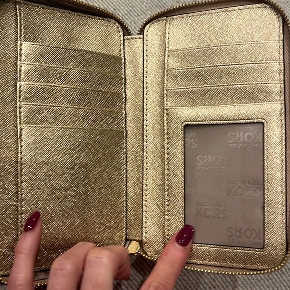 MICHAEL KORS GOLD CROSSBODY - Picture 5 of 8